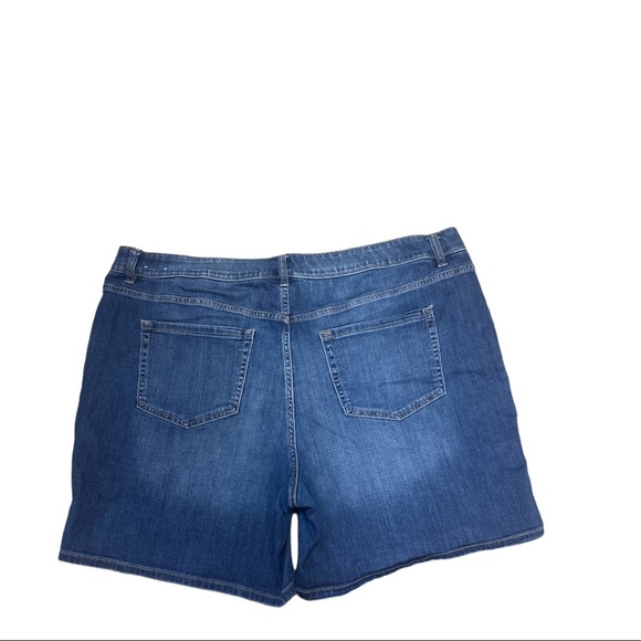 Lane Bryant Mid-Rise Girlfriend Short Medium Wash  [052] - Picture 2 of 3